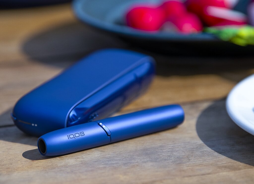 Grande plano de IQOS 3 DUO em Azul Glaciar com capa em Vermelho Geada
